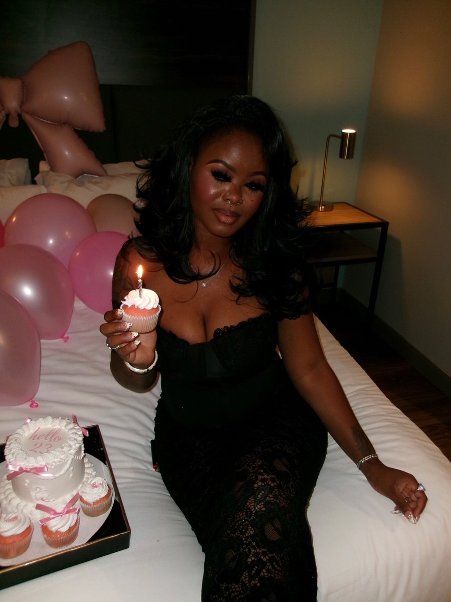 NiniMulann's tweet photo. She the birthday . HII 💖😻 #trendingphoto #birthday #leo #baeAF https://t.co/mnTAgGRO3j