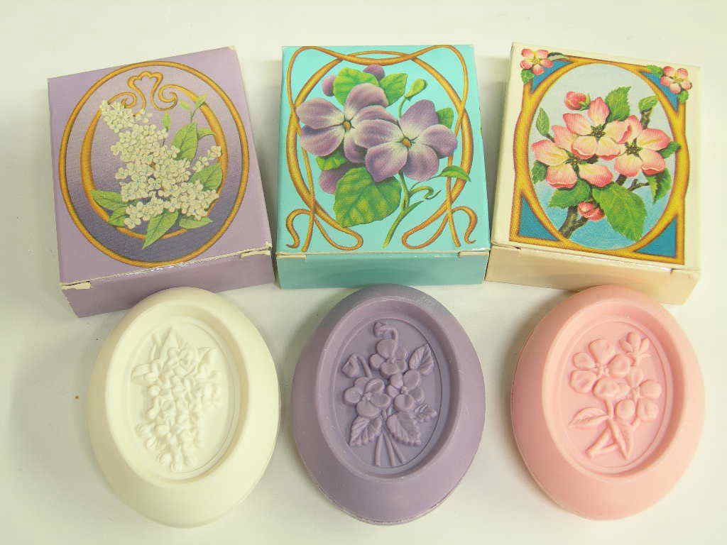 waltenconfess's tweet photo. “Saw a confession saying that Rosemary uses vanilla fragrance and I have to say..NO. She 100% buys AVON soap/perfume from Linda.” https://t.co/2bQD0l7FFh