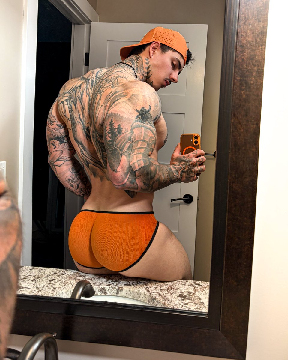 JakipzSFW's tweet photo. Is orange my colour 😳? https://t.co/EaIkuXhNk3