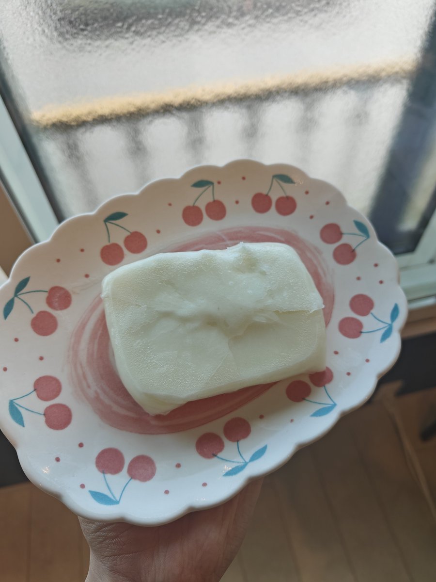 getmeoutoutout's tweet photo. Made that ricepaper yoghurt icecream mochi thing and it was actually pretty good
98cals https://t.co/tIisYVRqEp