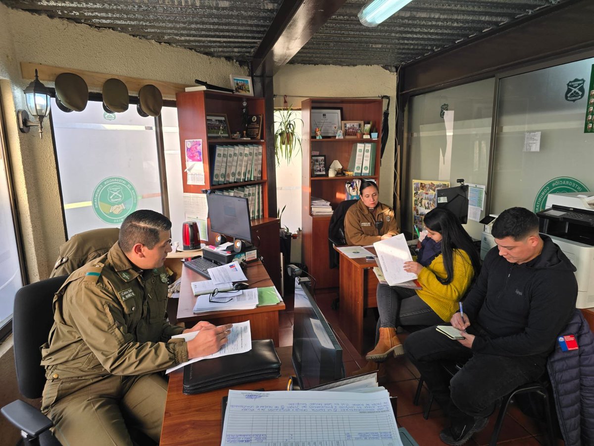 SendaSantaCruz's tweet photo. SENDA Previene Santa Cruz en conjunto con la Oficina Comunitaria de la 2° Comisaria de Carabineros de Santa Cruz realizaron reunión de coordinación, gestión de actividades y operativos preventivos, correspondiente al mes de Agosto del año 2026. https://t.co/xJnkkAa5sQ