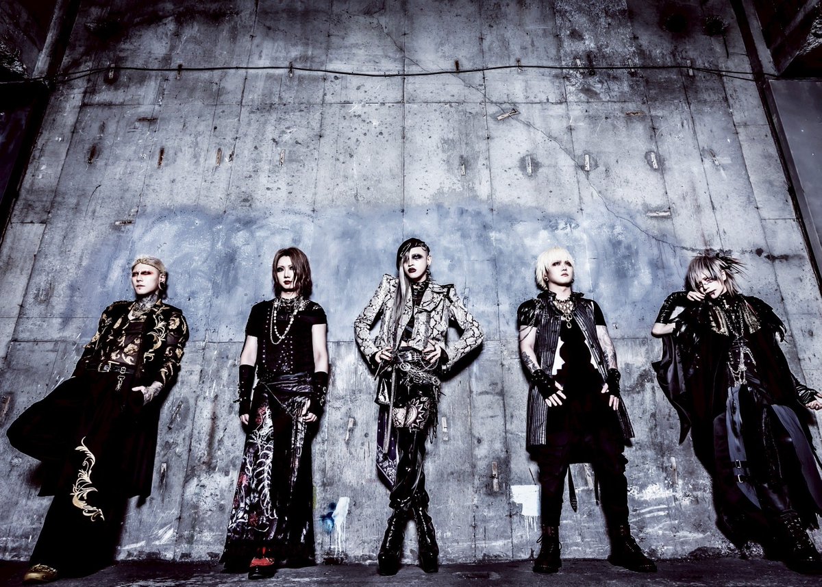 littleHEARTS_'s tweet photo. 【大阪店】🎫本日発券開始🎫
RAZOR『虚構ノ黙示録』発売記念インストアイベント✨
日付：2026年8月21日(金)
時間：OPEN 17:45 / START 18:00
内容：オリジナルフォトサイン会＋6ショット撮影会
詳細➡︎https://t.co/9CmmR2WUI2 https://t.co/UC0vH4yq4f