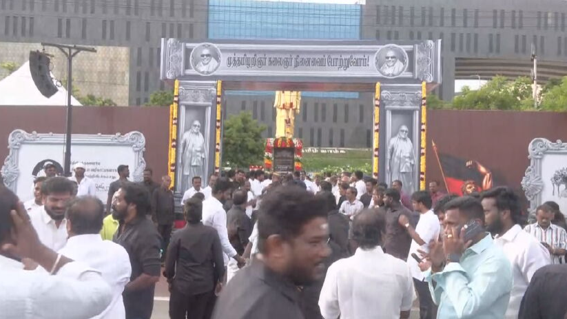 sunnewstamil's tweet photo. #JUSTIN | கலைஞரின் நினைவு நாளை ஒட்டி சென்னை ஓமந்தூரார் அரசினர் தோட்ட வளாகத்தில் உள்ள அவரது சிலைக்கு திமுக தலைவர் மு.க.ஸ்டாலின் மரியாதை செலுத்த உள்ளார்

பின்னர், மெரினாவில் உள்ள அவரது நினைவிடம் வரை அமைதிப்பேரணியும் நடத்தப்பட உள்ளது

#SunNews | #Kalaignar | #DMK https://t.co/s3N7LKBkPV