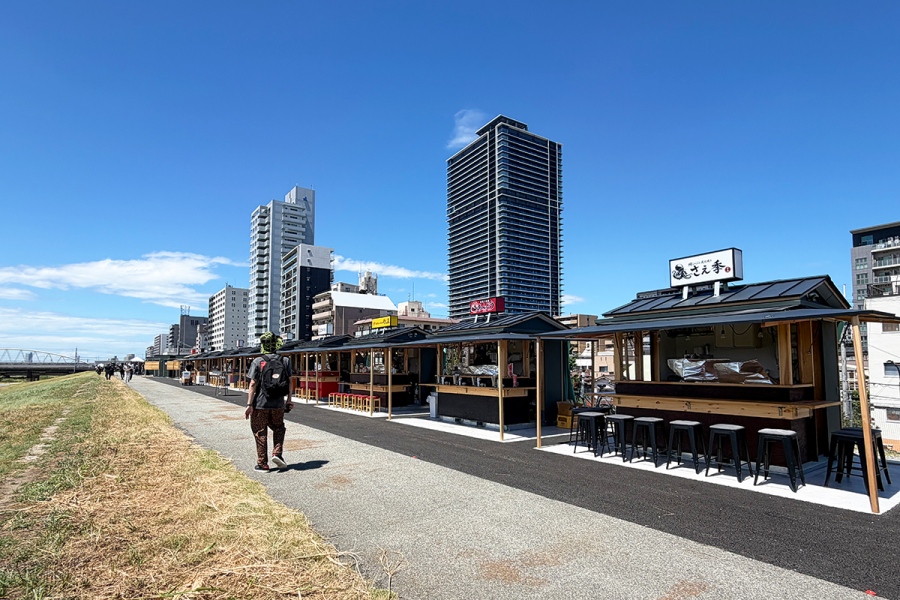 lmaga_jp's tweet photo. 大阪・淀川の河川敷
屋台エリア「ミナモ十三」あす8/8オープン💫

屋台のイメージ超える“おしゃれグルメ”に驚き
タコス、野菜のテリーヌ、タコしゃぶ…🌮🐙
👉https://t.co/AFOJFbKeQU https://t.co/f32RLPqXkv