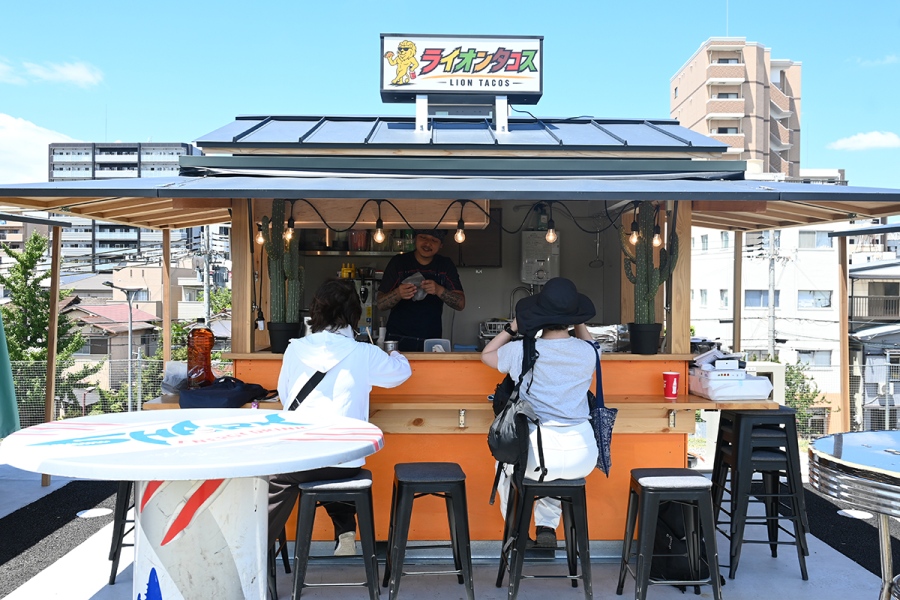 lmaga_jp's tweet photo. 大阪・淀川の河川敷
屋台エリア「ミナモ十三」あす8/8オープン💫

屋台のイメージ超える“おしゃれグルメ”に驚き
タコス、野菜のテリーヌ、タコしゃぶ…🌮🐙
👉https://t.co/AFOJFbKeQU https://t.co/f32RLPqXkv