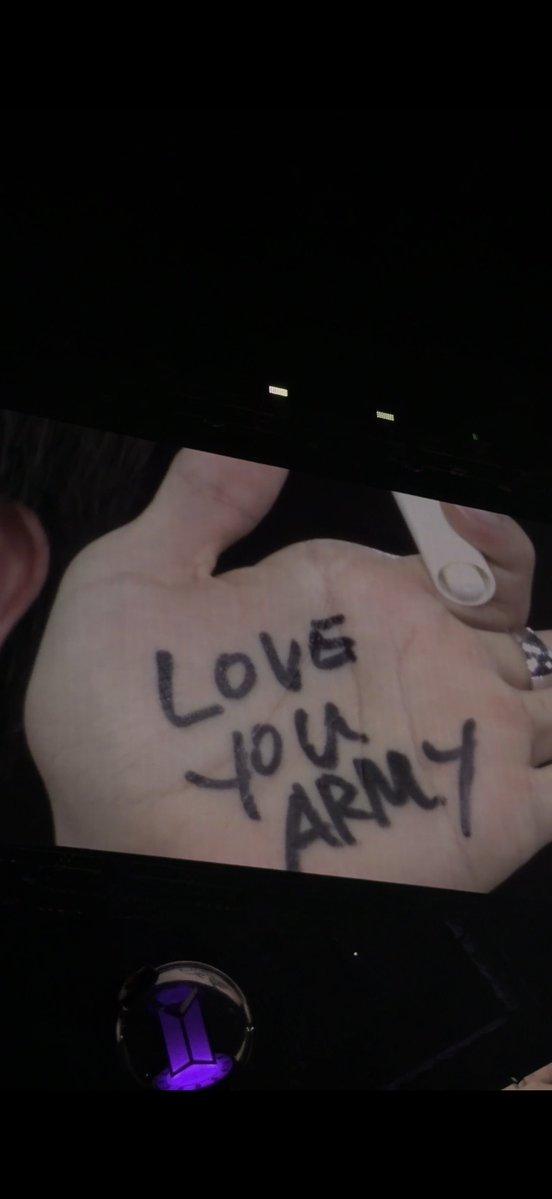 annaluvsbangtan's tweet photo. THE DIFFERENCE BETWEEN JINKOOKS MESSAGES IM SCREAMING https://t.co/myJBR2dx4P