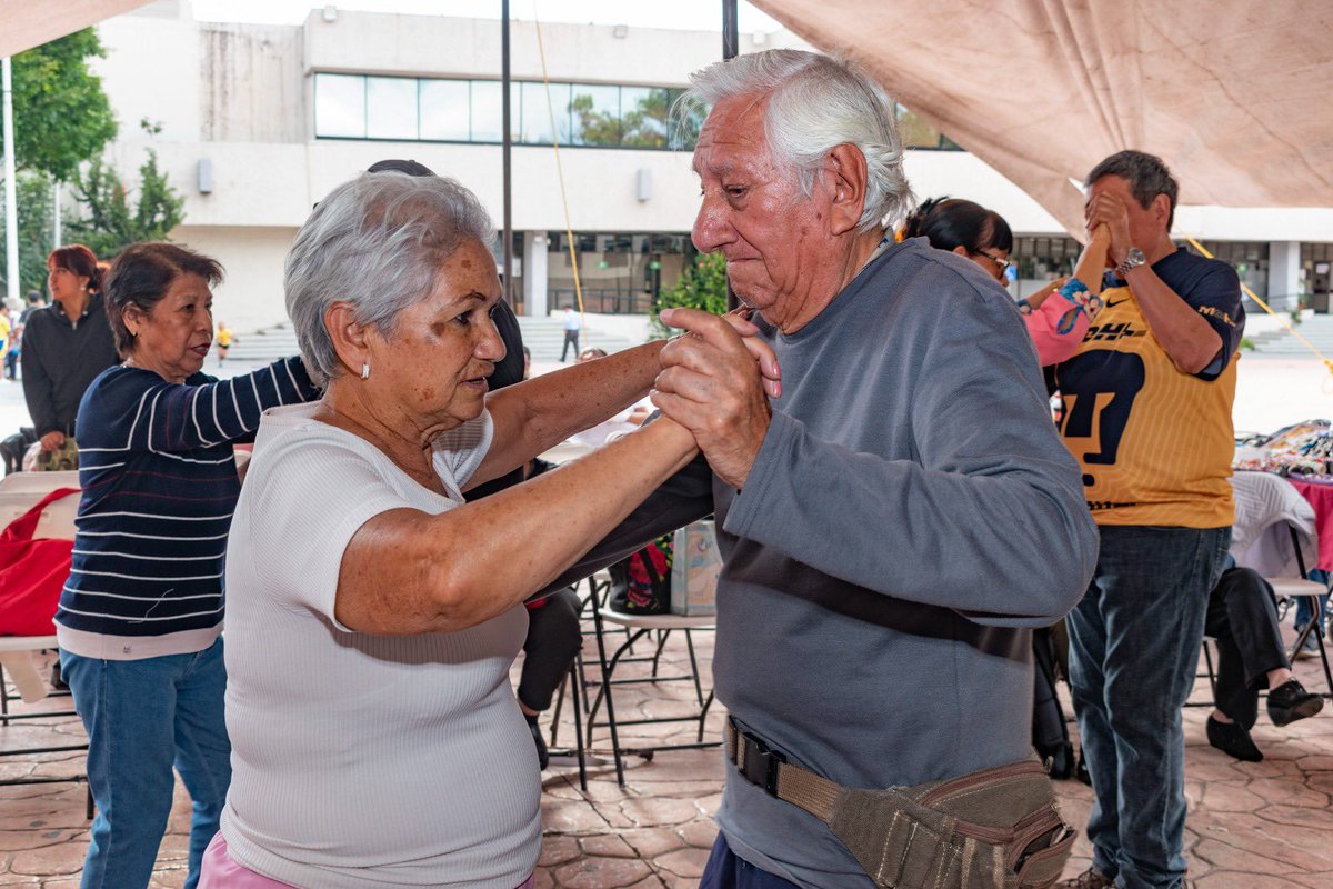 IztacalcoAl's tweet photo. 💃🕺 Como cada jueves, la magia del #Danzoneando llena de alegría la explanada de la Alcaldía Iztacalco. Un punto de encuentro donde mujeres y hombres bailan, ríen y disfrutan juntos del danzón.
Te esperamos todos los jueves a las 4:00 pm.
¡No faltes! 🎶 https://t.co/3iNA5KrphO