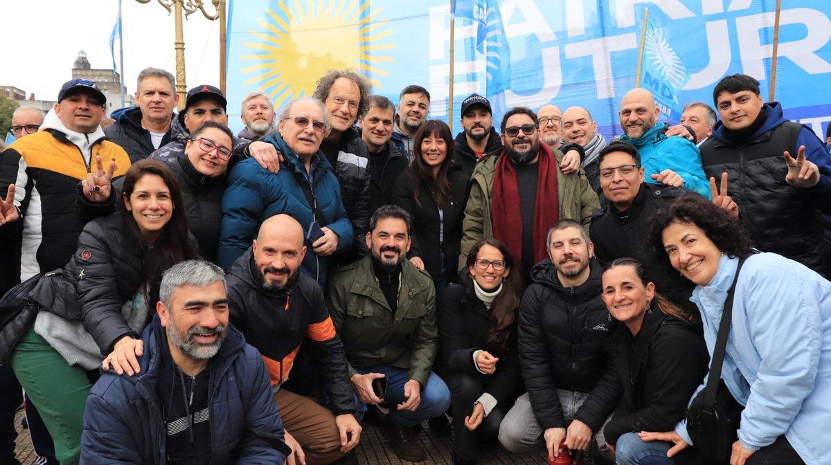 PatriayFuturoAR's tweet photo. Con movilización popular logramos frenar el artículo que vende las tierras de nuestra Patria, ahora vamos a dar la pelea para que diputados rechaze la ley completa.

La lucha sigue.

La Patria no se vende 🇦🇷 https://t.co/5KciTMmWMu
