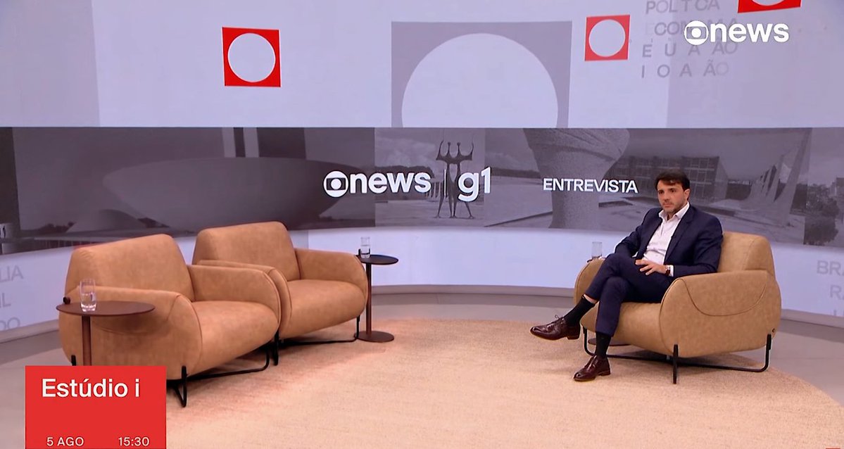 MemeBL14's tweet photo. renan santos ainda está parado nos estudios da globo news https://t.co/RrZHm1xuqt