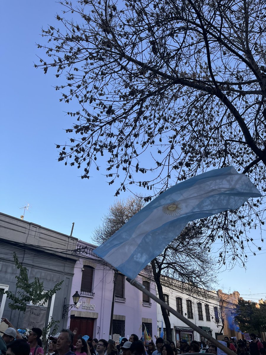 clarituaaaaa's tweet photo. La Tierra no se quema.
La Soberanía no se negocia.
La Patria no se vende. https://t.co/GiA3wCBSJL