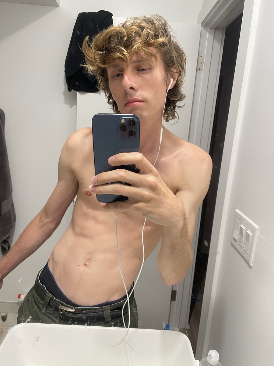 zachastor's tweet photo. Wait why do I like the old phone pic better while the main is charging https://t.co/TJJYjKqVhu