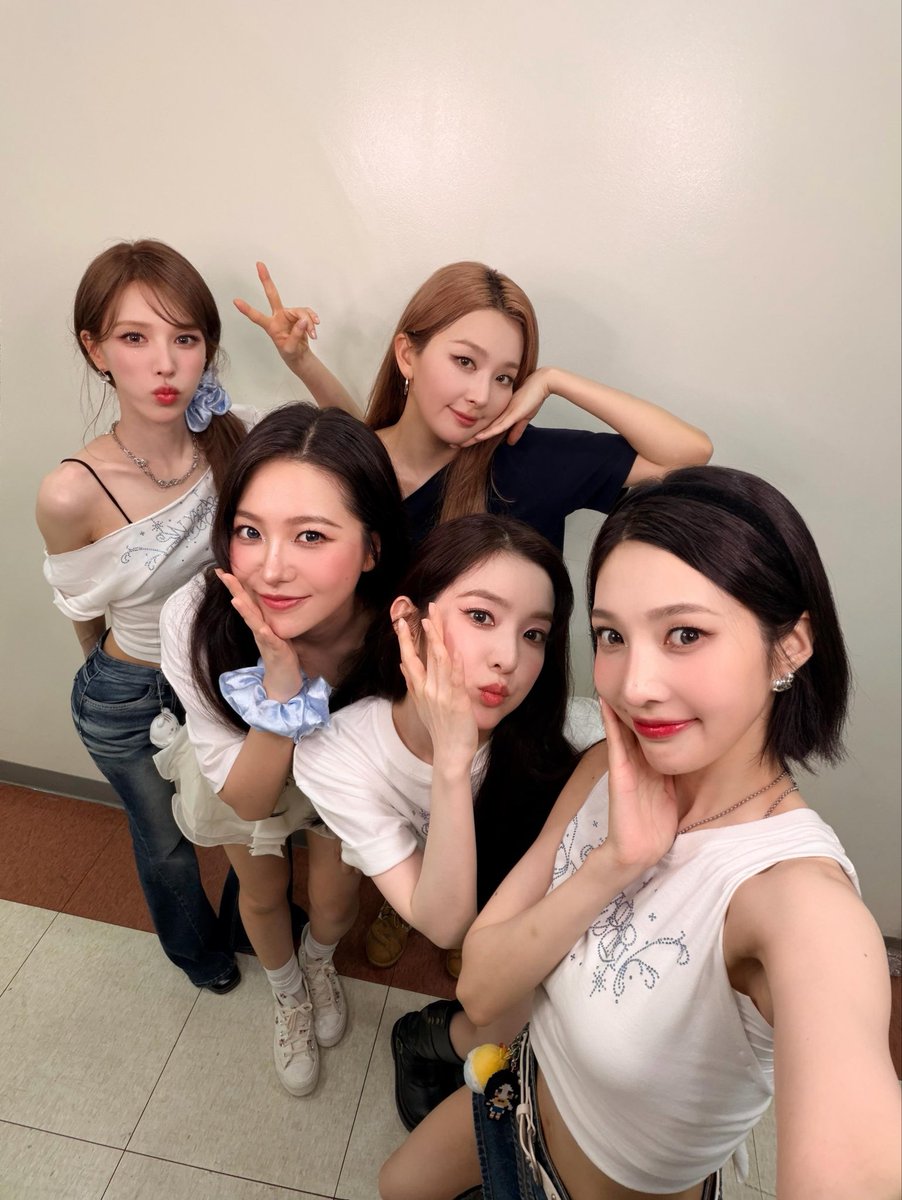 dolceyeri's tweet photo. i know this is part of the usual comeback content but i just love to see more and more ot5 pics, i missed the girls together 💗 https://t.co/ZiJZyBJoA9