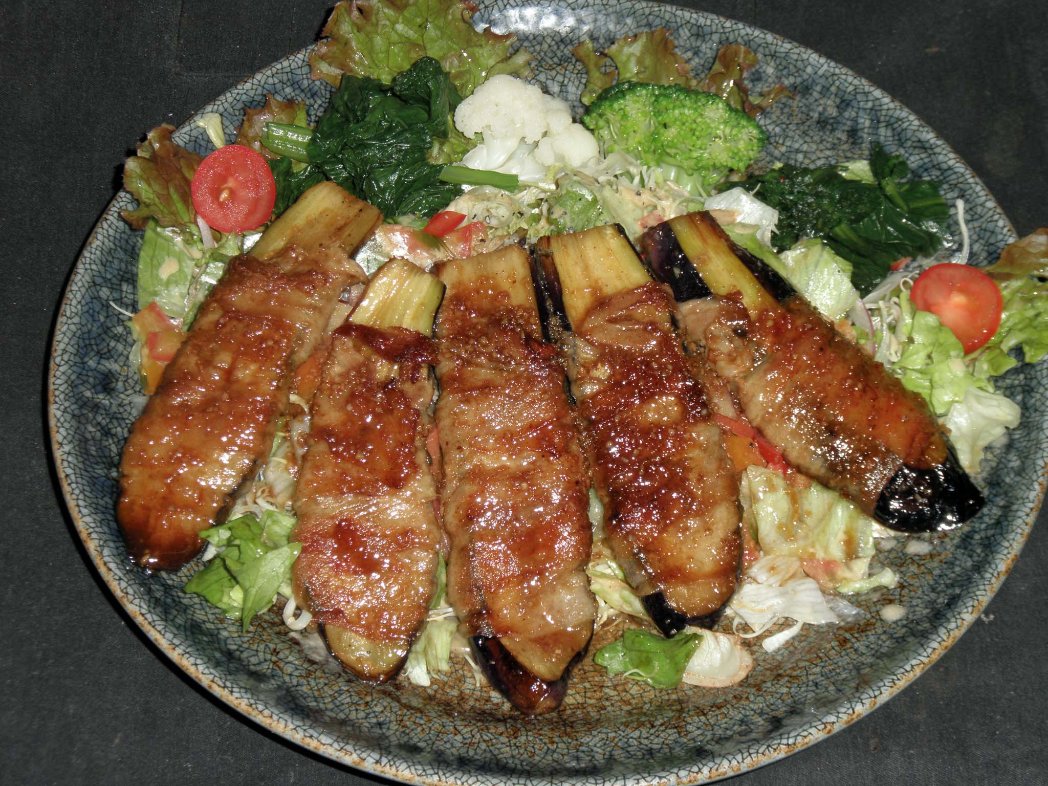 satonomaster553's tweet photo. 茄子を仕入れました。そして、これを巻く豚のバラ肉は　思ってたとうり値上がりしてました。こんなに値上がりしたら　ちょくちょくできないかもしれない。今回は https://t.co/I7VYYagsg3
