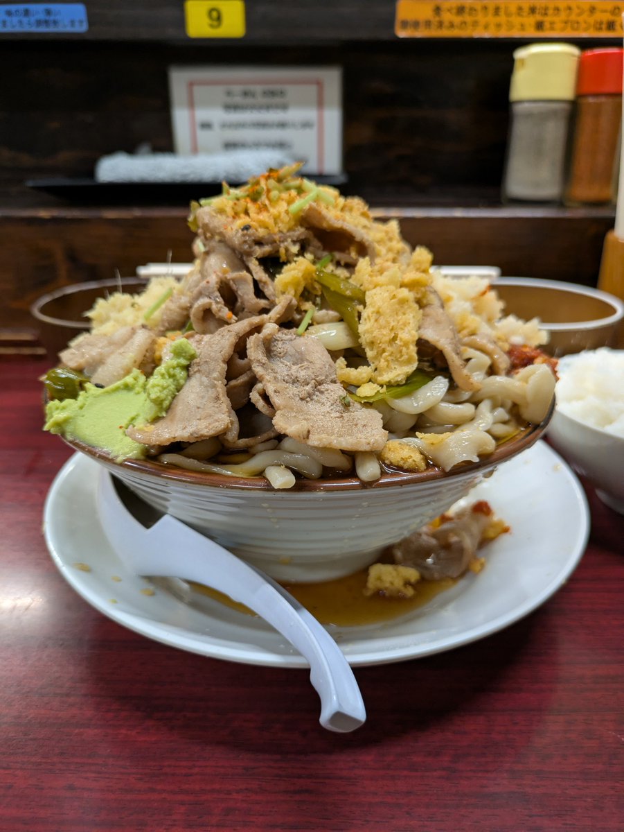 xoqkCphnGZnnIs4's tweet photo. ★肉めん肉めしすず気　三鷹★

～夏休みとれたのですーさん詣りに😘～

🍜冷やし肉めん中盛
　天かすカラミニンニク生姜わさび
　三つ葉
　➕小ライス肉倍盛ぎょく
　➕限定：ごまつけダレ
　➕オミヤ諸々

すげー旨かった‼️めっちゃ元気でた‼️
すーさん　スタッフの皆さんご馳走さまでした🙏✨️ https://t.co/pLXr5KilXy