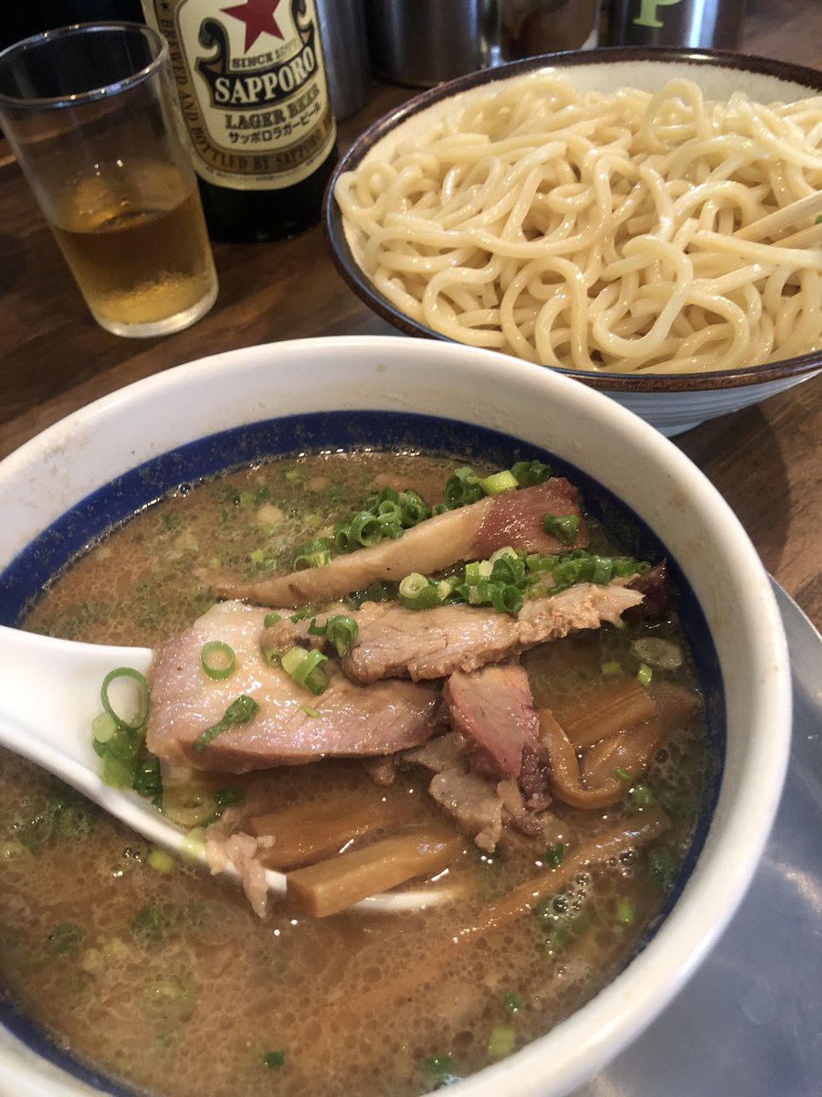 miyaaaaach's tweet photo. 豚骨ラーメン開王　八王子
8/6木10:59開店前外16名11:30着丼
チャーシュー豚骨もりそば1500
瓶ビール700
５月より店内のブタ臭は緩和！ムラさんのチョンマゲを肴に飲む酒ウマー！肉が乱切りで食感良い！スープ割りバリうま！ポットはよく振ると骨粉が大量！豚臭バランス系美味しかった！麺350ペロリ！ https://t.co/LfREYek3s1
