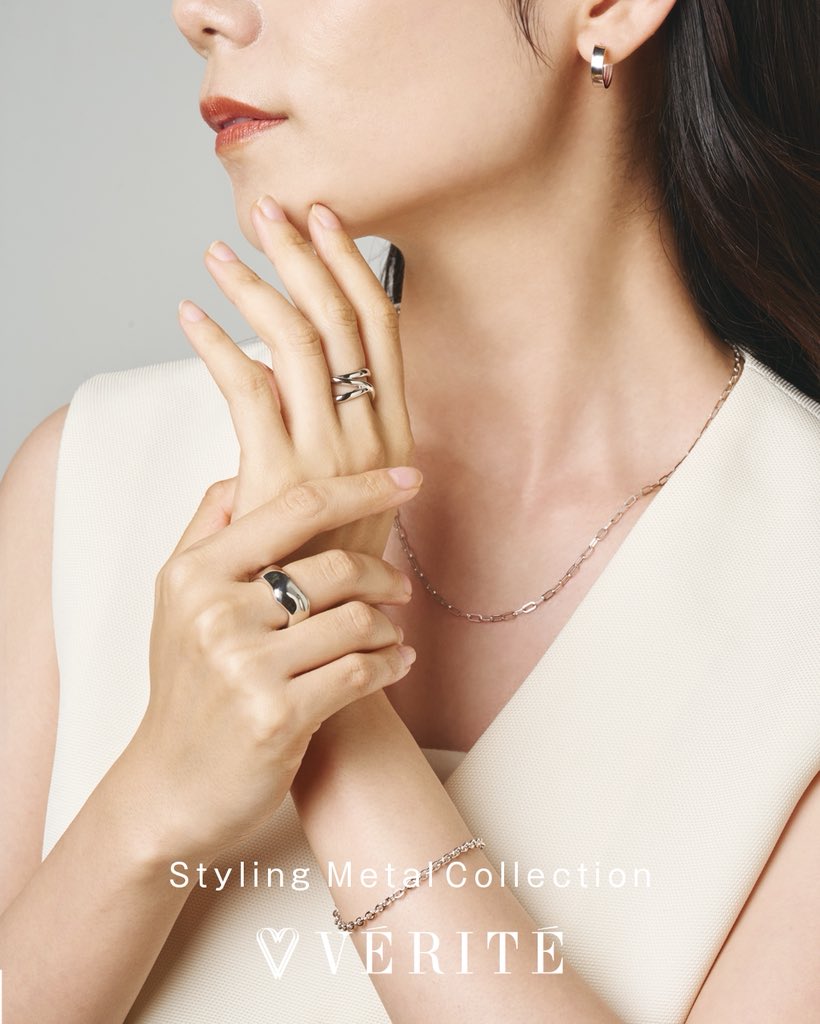 JewelryVERITE's tweet photo. 普段のコーディネートに馴染み、日々のスタイリングを格上げしてくれるスタイリングメタルコレクションに、存在感のあるSV925シリーズが2026年8月14日（金）より新登場。

シンプルなデザインだからこそ際立つフォルムの美しさ、目を惹くボリューム感が魅力です。

ぜひ店頭でご覧ください。 https://t.co/6mq4uYWccW
