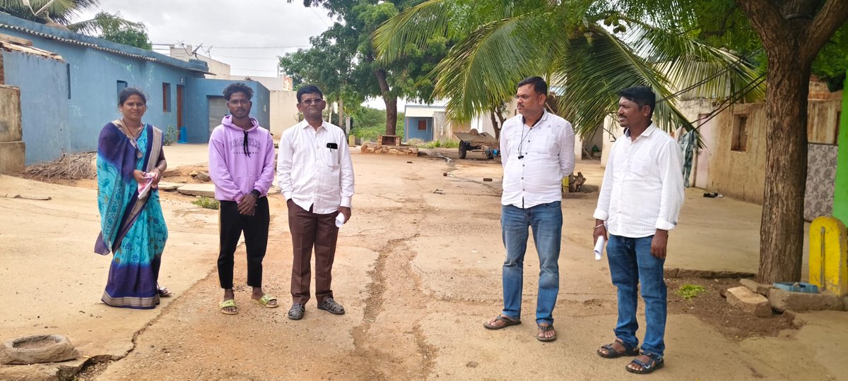 MgnregaTp's tweet photo. ಚಿತ್ರದುರ್ಗ ಜಿಲ್ಲೆ ಮೊಳಕಾಲ್ಮೂರು ತಾಲ್ಲೂಕಿನ ಸಹಾಯಕ ನಿರ್ದೇಶಕರಾದ ಹೆಚ್. ಗಣೇಶ್ ರವರು  ರಾಯಾಪುರ ಗ್ರಾ ಪಂಯ ತುಪ್ಪದಕ್ಕನಹಳ್ಳಿ ಲಂಬಾಣಿ ತಾಂಡಾ ಹಾಗೂ ಯರ್ಜಿನ್ನೇನಹಳ್ಳಿಗೆ ಭೇಟಿನೀಡಿ  VBGRAMGಯಲ್ಲಿ ಸಿಗುವ 125 ದಿನಗಳ ಕೂಲಿ  ಜಮೀನುಗಳಲ್ಲಿ ಬದು, ಕೃಷಿಹೊಂಡ, ದನದ ಶೆಡ್  ಇತರೆ ವ್ಯಯಕ್ತಿಕ ಕಾ��ಗಾರಿಗಳ ಬಗ್ಗೆ ಮಾಹಿತಿ ನೀಡಲಾಯಿತು. https://t.co/5xM0xT1kEn