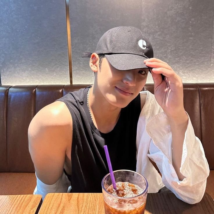 406wons's tweet photo. I genuinely believe minwon posted these two pictures for each other.🥰 https://t.co/YHwvwmGD7G