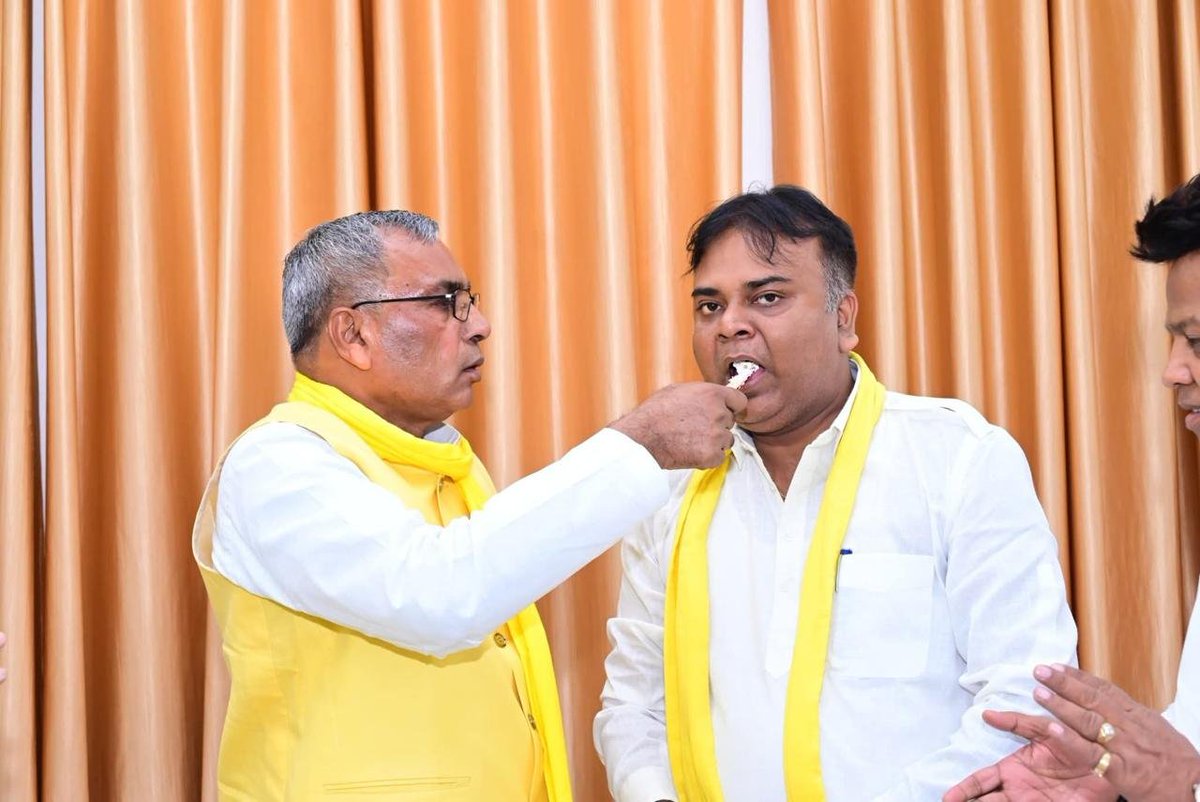 oprajbhar's tweet photo. सुहेलदेव भारतीय समाज पार्टी के राष्ट्रीय प्रवक्ता श्री पीयूष मिश्रा @PMLUCKNOW
 जी, को जन्मदिवस की हार्दिक शुभकामनाएँ एवं अनंत बधाई।
ईश्वर से प्रार्थना है कि आपको उत्तम स्वास्थ्य, दीर्घायु, यश, सुख-समृद्धि एवं निरंतर जनसेवा का सामर्थ्य प्रदान करें। आपका जीवन सदैव सफलता, सम्मान और नई ऊँचाइयों से आलोकित रहे।
#PMLUCKNOWBIRTHDAY
#PIYUSHBIRTHDAY