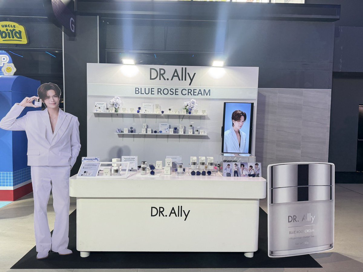 DrAllyBrand's tweet photo. พี่Ally พร้อมแล้ว เหล่าสตาร์มี่พร้อมรึยังเอ่ย?
​แวะมาเช็คอิน ถ่ายรูป เช็คความหล่อความน่ารัก ของ พี่จิรัน น้องมาร์คจิ  กันได้ที่บูทเลยน้า พร้อมร่วมลุ้น 
​🎫 บัตรคอนเสิร์ต 2 ใบ
ราคา 7,900 บาท  
(คอนเสิร์ต วันที่ 9 สค. 69)

📸 สิทธิ์ถ่ายรูป 2:1
(ถ่ายหลังจบคอนเสิร์ต วันที่ 9 สค. 69)

ฟินคูณสองแบบฟินไม่ไหว!
​เตรียมเสียงกรี๊ดแล้วมาเจอกันที่บูทน้าทุกคน! 💙✨"

@Markjrtn 

#JuniorMarkConcertD1
#drallyxmark 
#drally