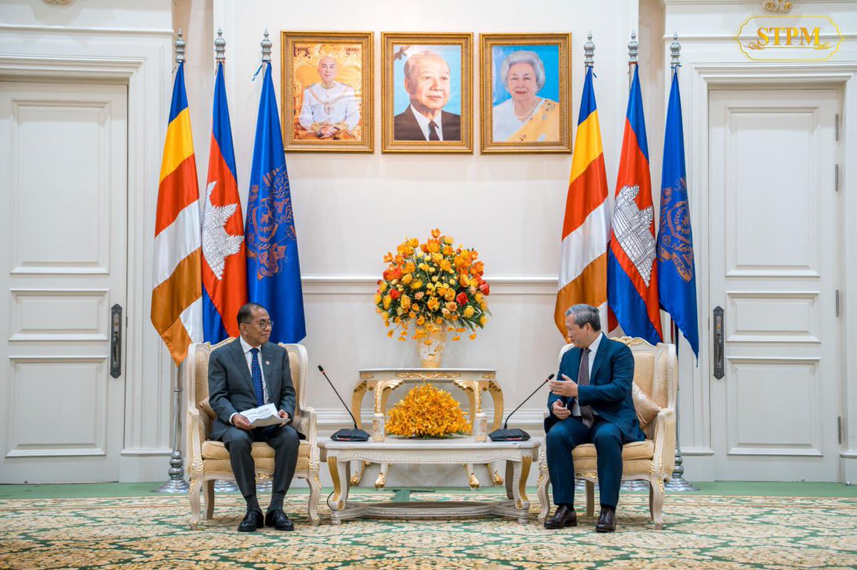 Dr_Hunmanet_PM's tweet photo. ជួបជាមួយ ឯកឧត្តម YB. DATO' SERI MOHAMED KHALED BIN NORDIN រដ្ឋមន្ត្រីក្រសួងការពារជាតិម៉ាឡេសុី ក្នុងជំនួបសម្តែងការគួរសម និងពិភាក្សាការងារ នៅវិមានសន្តិភាព។

រាជធានីភ្នំពេញ ព្រឹកថ្ងៃសុក្រ ទី៧ សីហា ២០២៦

Receiving a courtesy call and having a discussion with His Excellency YB. DATO' SERI MOHAMED KHALED BIN NORDIN, Minister of Defense of Malaysia, at Peace Palace. 

Phnom Penh, Friday morning, 7 August 2026 

#ហ៊ុនម៉ាណែត #Hunmanet #កម្ពុជា #cambodia #សន្តិភាពនៅកម្ពុជា #Peaceincambodia