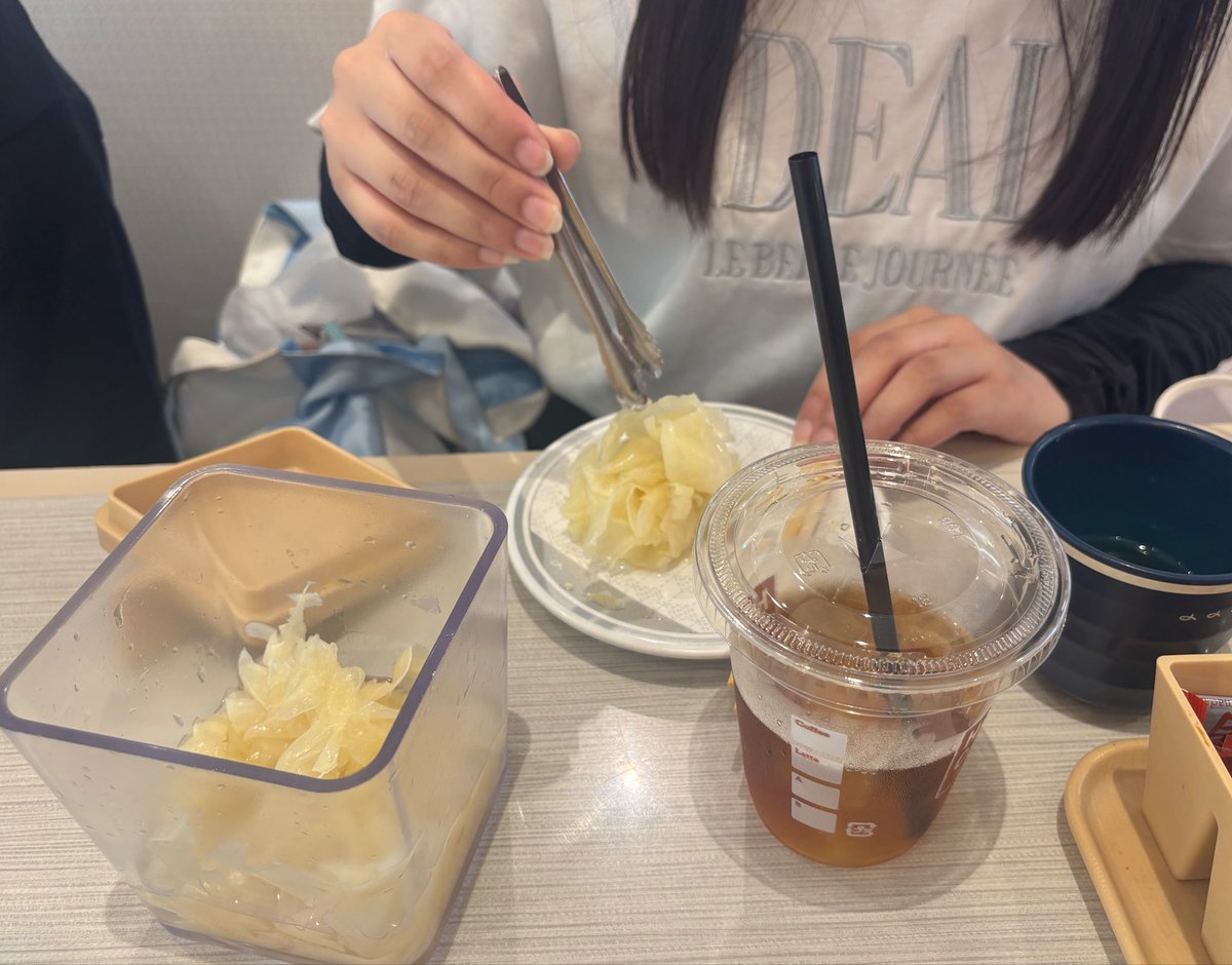 KqNon2's tweet photo. みんなおはよう☀
昨日撮影終わった後さくら組1年4人でご飯食べ行ったら、はなが致死量のガリをほんとに食べてて神だったっていう報告しとくね。疲れた身体に染みてて美味しそうに食べてました(  ᵒ̴̶̷᷄◡̶͂ᵒ̴̶̷᷅  )و https://t.co/ELKl76ijl8
