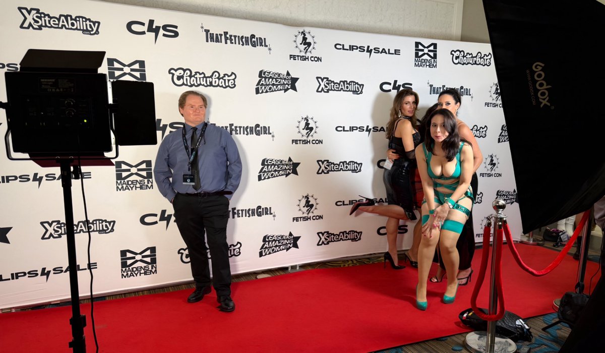pyncster's tweet photo. .@RonRand87200766 sharing the red carpet at @FetishCon with @moorefetish, @ChristinaBound, and @sarahgregory02.  The dream of red-blooded American male. https://t.co/fYo3rK6MsD