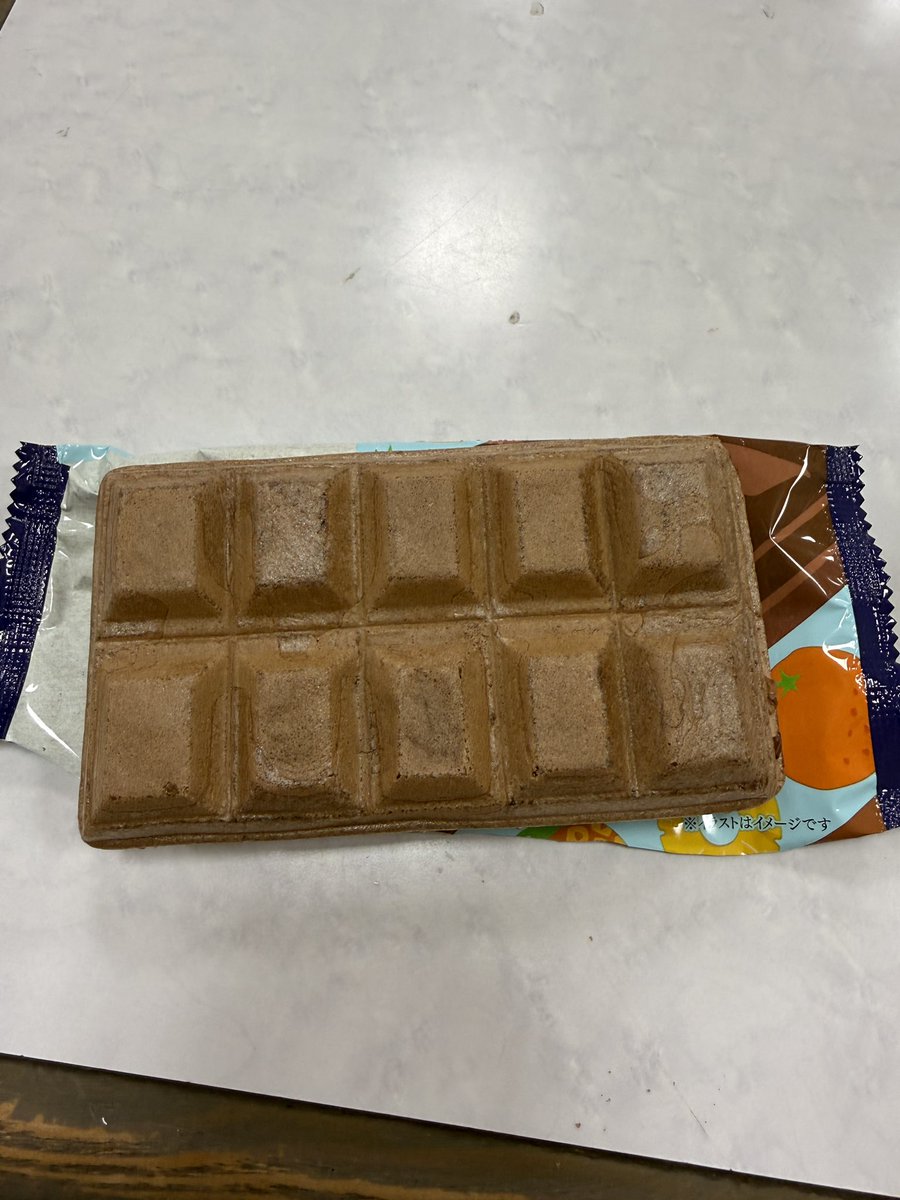 ShirokumaKusuo's tweet photo. @calameuyamuya 山形屋でしろくまとGODIVAコラボのモナカを見かけたので購入！

チョコモナカの中に練乳とフルーティーなシロップが混ざっててトロピカルなチョコしろくま体験でした！

一個500円台とケーキより少し高い価格ですが、新感覚のしろくま体験になってよかったです！コーヒーと一緒に味わうといいかも！ https://t.co/13DBFB29KB