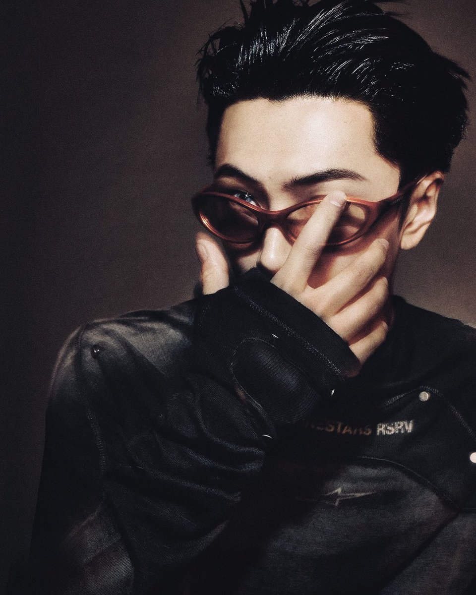 parkjongseonz's tweet photo. the strongest moves are made without second thoughts. that’s what this journey feels like sharp instincts, fearless confidence, and a pace that never waits for anyone. with GENTLE MONSTER’s 2026 Collection, every look feels like it’s already one step ahead. https://t.co/EJT20tCfHJ