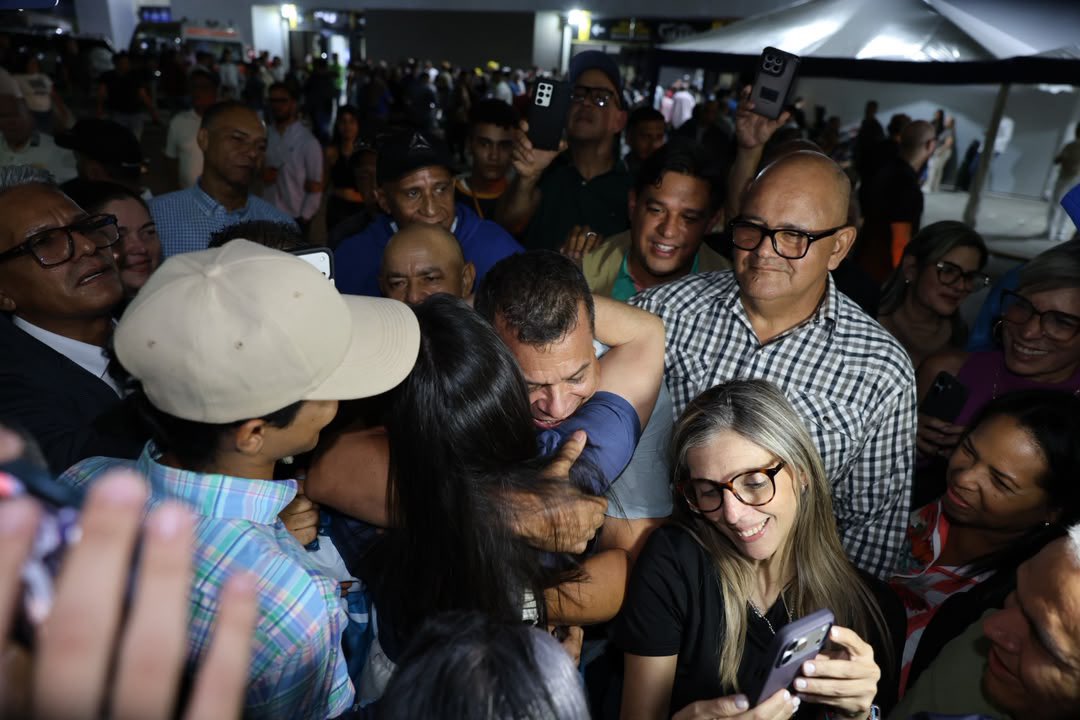 VenteVenezuela's tweet photo. Tras más de 7 años de exilio, regresa al país el diputado @JuanPabloGve; Coordinador de @VenteVMonagas y secretario político nacional de nuestro partido.

¡Seguimos!
Hasta que todos puedan volver a casa.
🏠🇻🇪 https://t.co/Gs2EJD5UnC