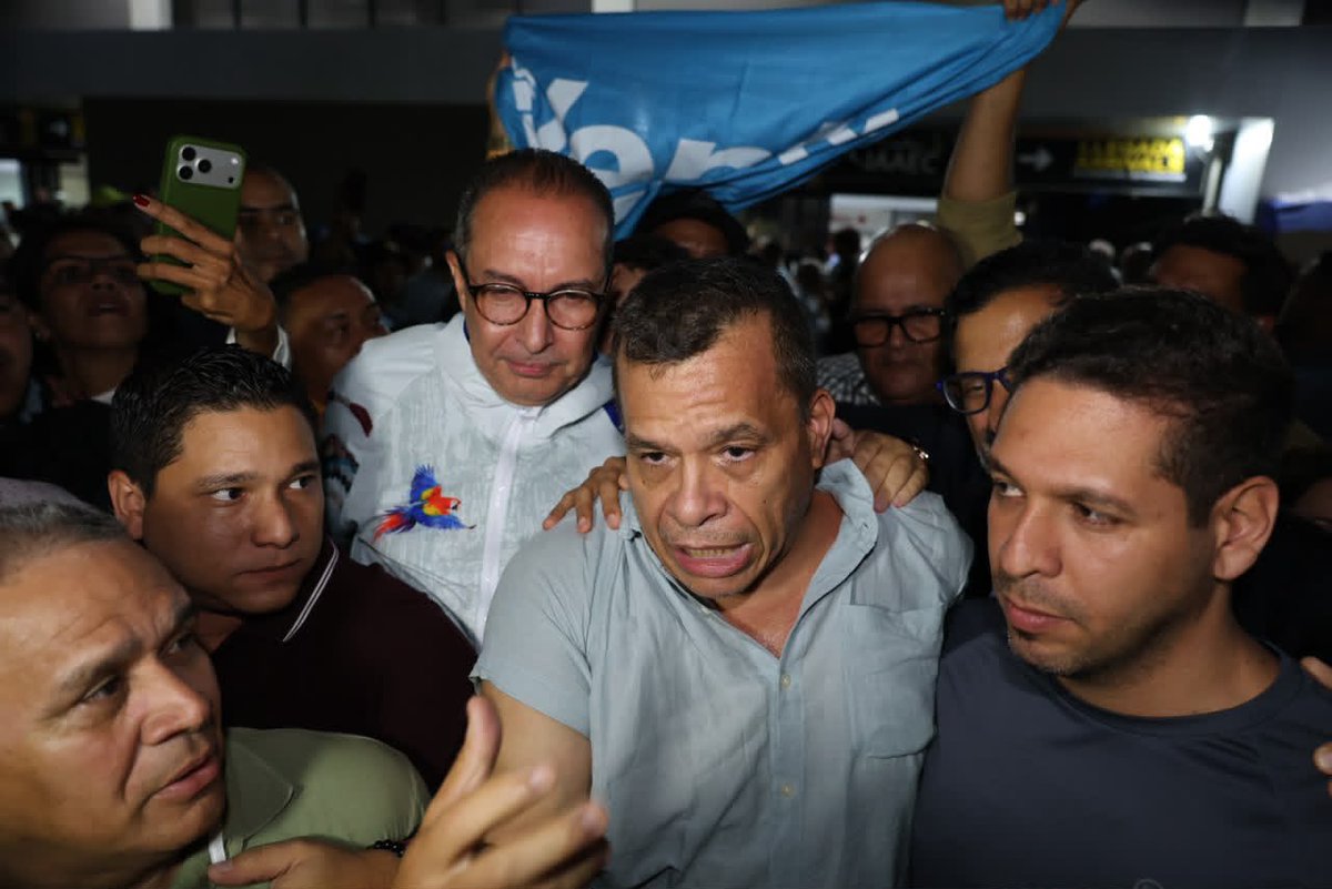 VenteVenezuela's tweet photo. Tras más de 7 años de exilio, regresa al país el diputado @JuanPabloGve; Coordinador de @VenteVMonagas y secretario político nacional de nuestro partido.

¡Seguimos!
Hasta que todos puedan volver a casa.
🏠🇻🇪 https://t.co/Gs2EJD5UnC