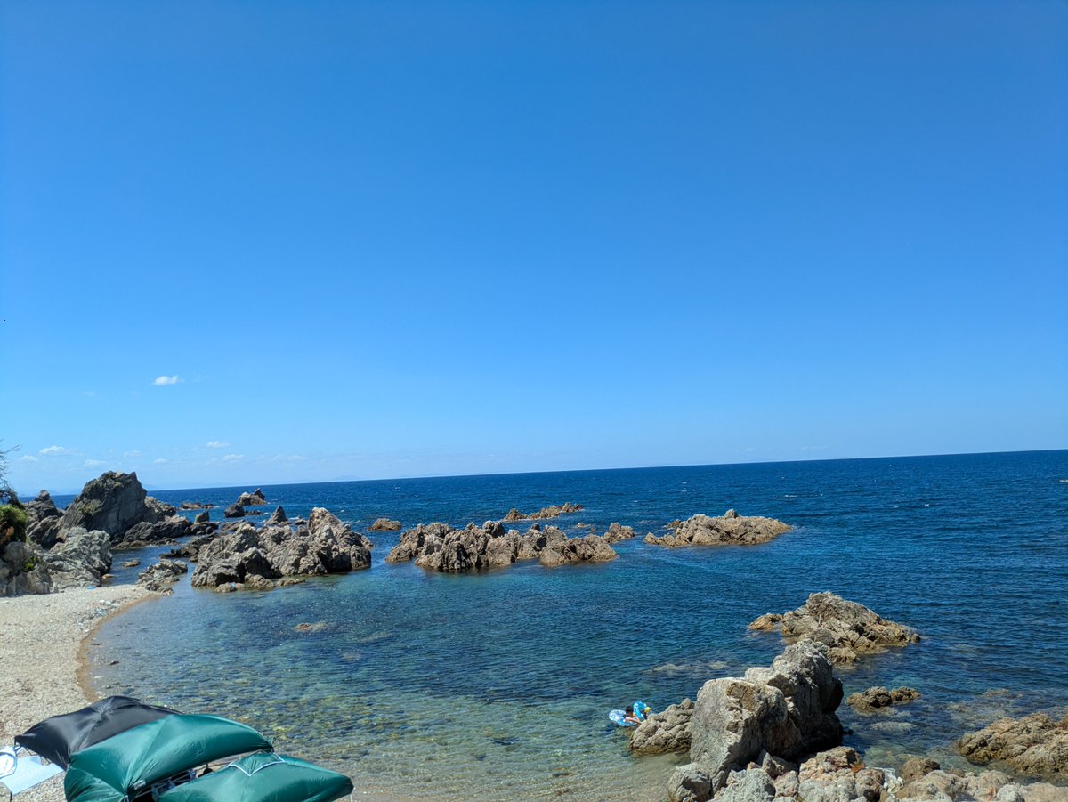 hsatoru2's tweet photo. 再び長須浜海水浴場へ。先週は大荒れで、泡とイカくらいしか見れなかったけど今日はいい感じ。思いっきり泳ぐゾイ。 https://t.co/F85ACawjS6