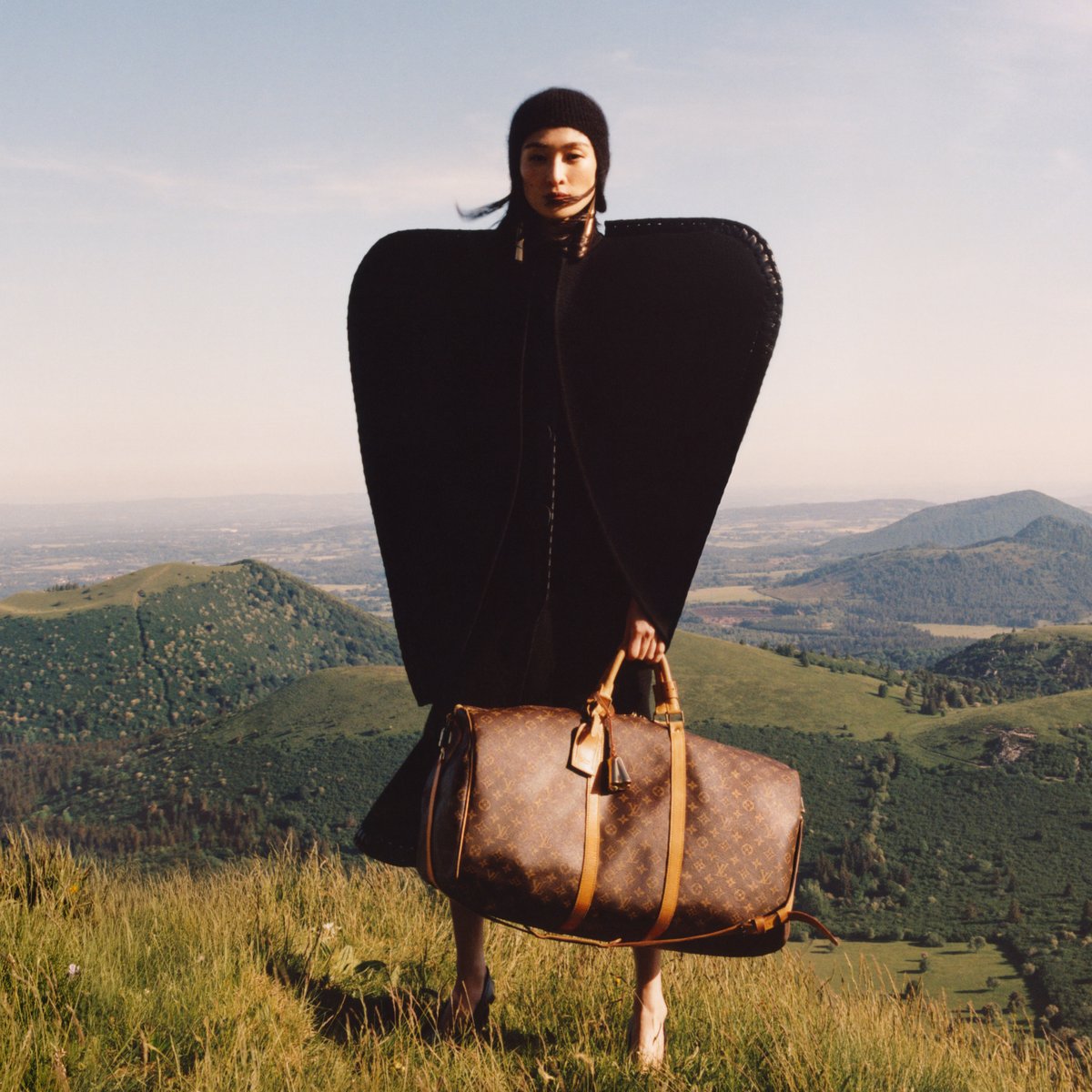 LouisVuitton_JP's tweet photo. ニコラ･ジェスキエールによるバッグ｢キーポル｣──原初的な風景の中で、メゾンに宿る旅の真髄を表現。