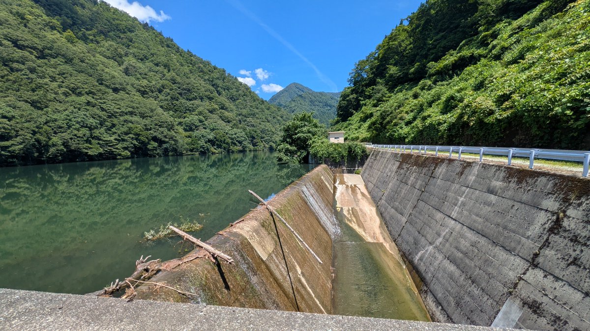 YNbcrt's tweet photo. 一の沢ダム（山形県）！

ロックフィルダムですがロック感は感じられません。下流から眺められるのですが、虫が多くて苦手な私は車から出られませんでした😅
天端はコンクリートで補強されてるのか元々こういう設計なのか、これまた不思議なダムでした😄 https://t.co/zuDLiV5qdI