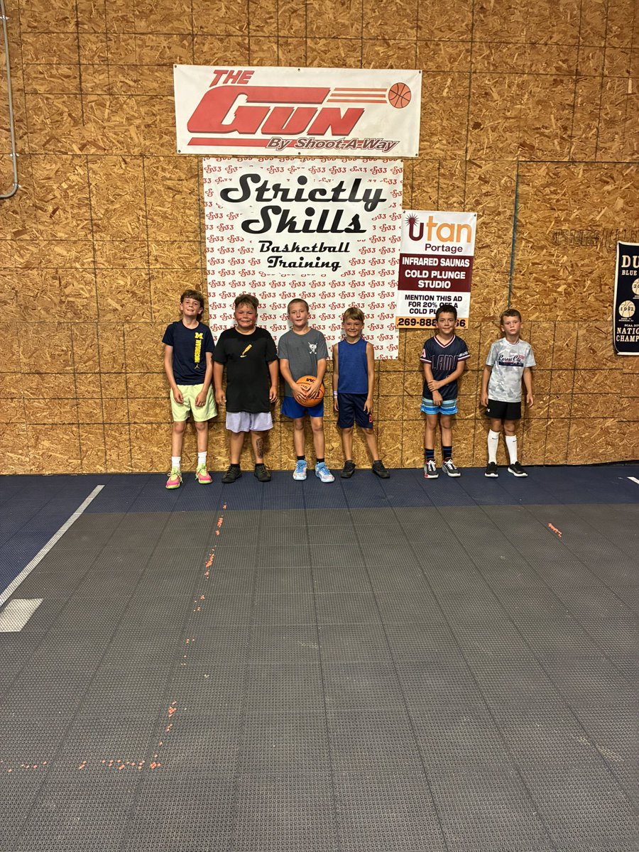 strictly_skills's tweet photo. Not a bad night!
In the gym getting
BETTER #SS33
@PrepHoopsMI
@mosesk225
@mattawan_bball
@BasketballPaw
@RealDawgHoops
@KCCometHoops https://t.co/GjOfmUitgn