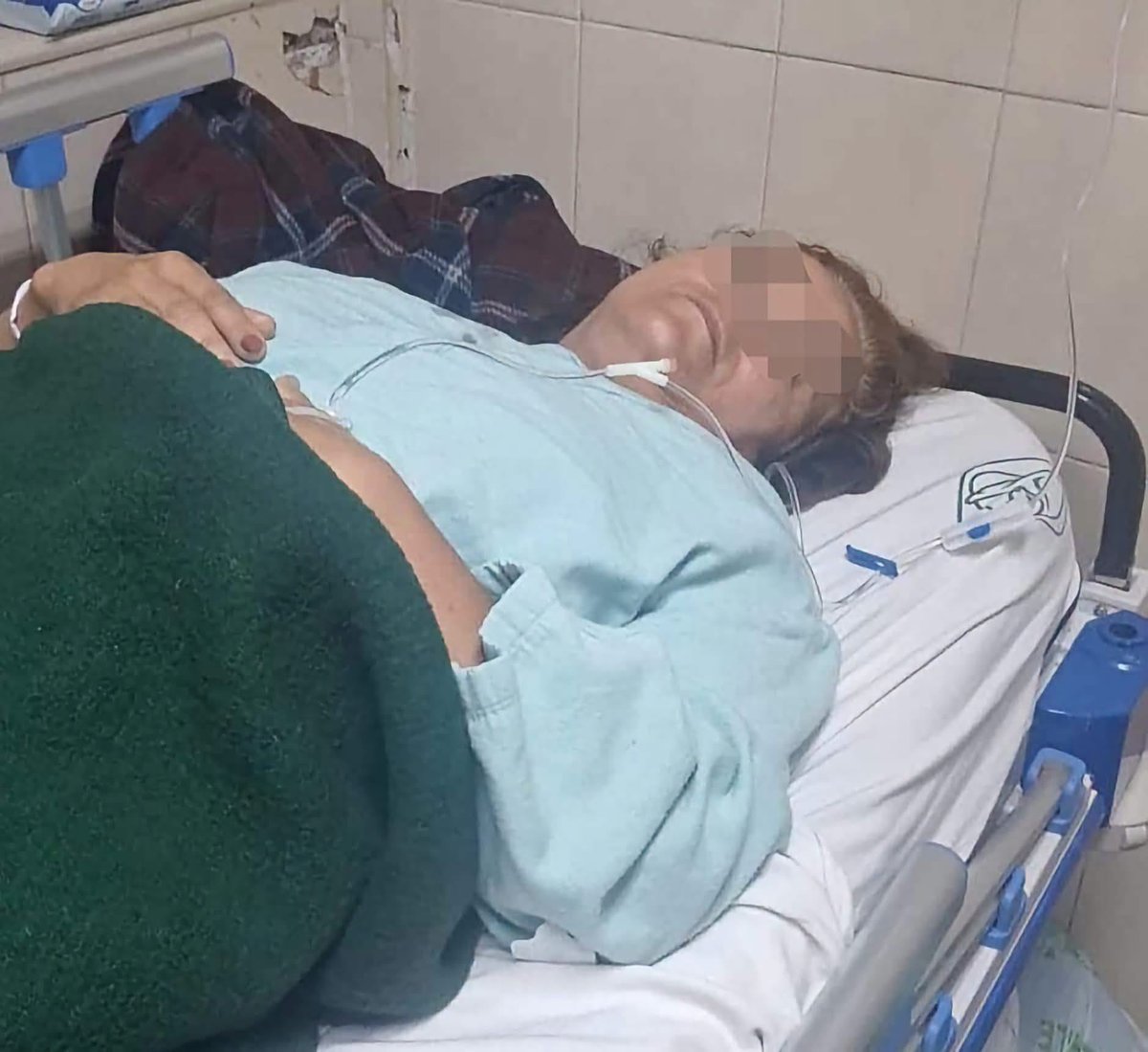 michelleriveraa's tweet photo. 🚨 #Sonora | Una mujer de 52 años, sobreviviente del camionazo ocurrido el 3 de agosto en #Empalme, denunció que la aseguradora la dejó a su suerte mientras permanece hospitalizada en el IMSS.

Beatriz Elena Sánchez Campaña aseguró que sufrió lesiones en cadera, costillas, columna, cuello y espalda, además de no poder mover las piernas. Relató que únicamente recibió por WhatsApp un pase médico para trasladarse a un hospital en #Hermosillo, pese a que no puede movilizarse por sí sola.

La afectada afirmó que ni representantes de la empresa de autobuses ni de la aseguradora la han visitado, y que le pidieron acudir por sus propios medios al hospital señalado, situación que calificó como abandono.