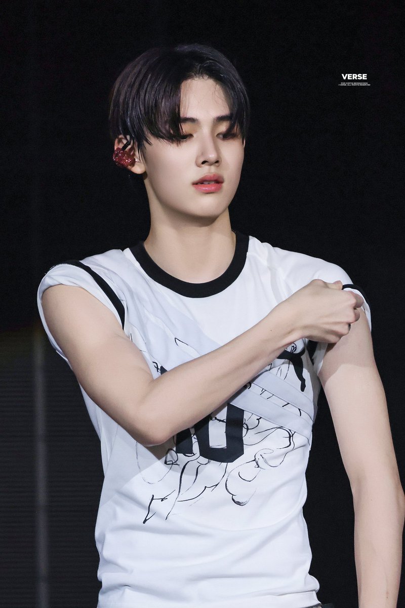xxeoje's tweet photo. GANTI SKIN ANJR 😭 sumpah kek ada dua seonghyeon yg lagi perform bareng 😭 yg satu dd nyimup, satunya abang abangan 😭 https://t.co/3PTTZ7Aeuy