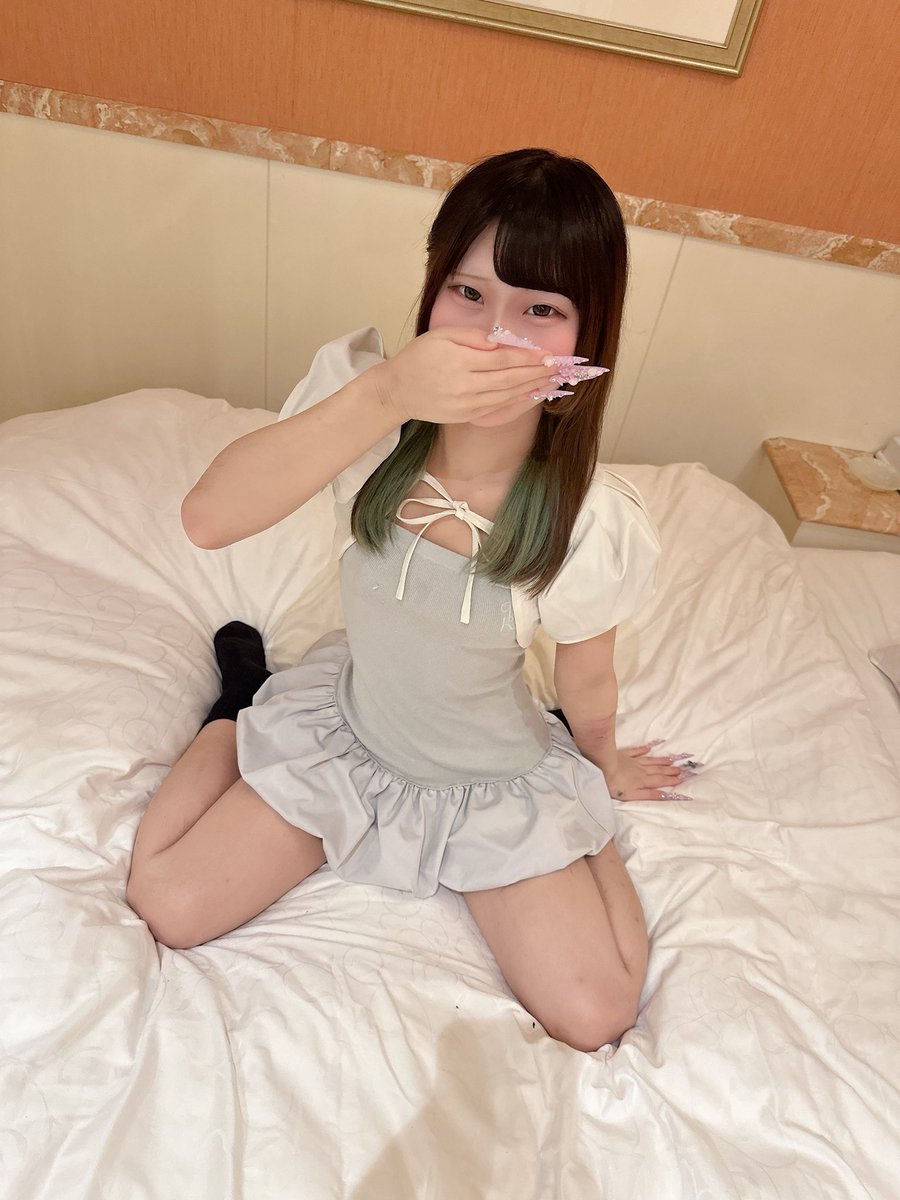 1BAN_DA1SUKI's tweet photo. ニアの元TO未成年なのにこんなことして大丈夫？WWW https://t.co/9WpXNY2VBA
