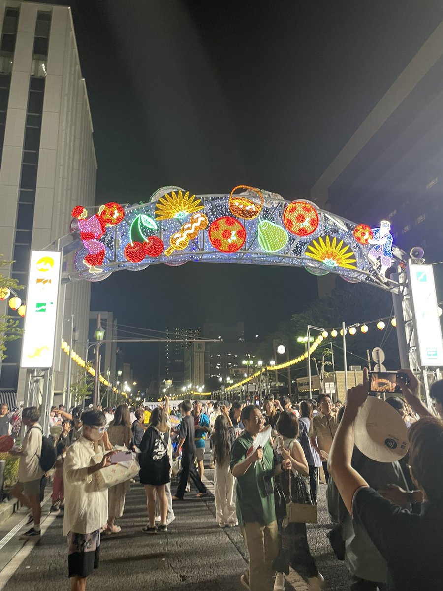 amazon_8633Md's tweet photo. こんにちは😃米沢市の観光大使です♪昨日、山形花笠まつり踊って来ました😆😆😆
ヤッショーマカショー‼︎花笠音頭に合わせて踊るのはやはり楽しい！推しのウマ娘ちゃんと楽しく踊れた山形花笠まつり最高でした🥰練習の成果もありスタート地点からゴール迄の800m全力で踊り切る事が出来ました〜花笠まつり明日が最終日です♪明日も頑張って踊るぞー！それでは、おやすみなさい💤
#山形花笠まつり2026
#ウマ娘とおでかけ