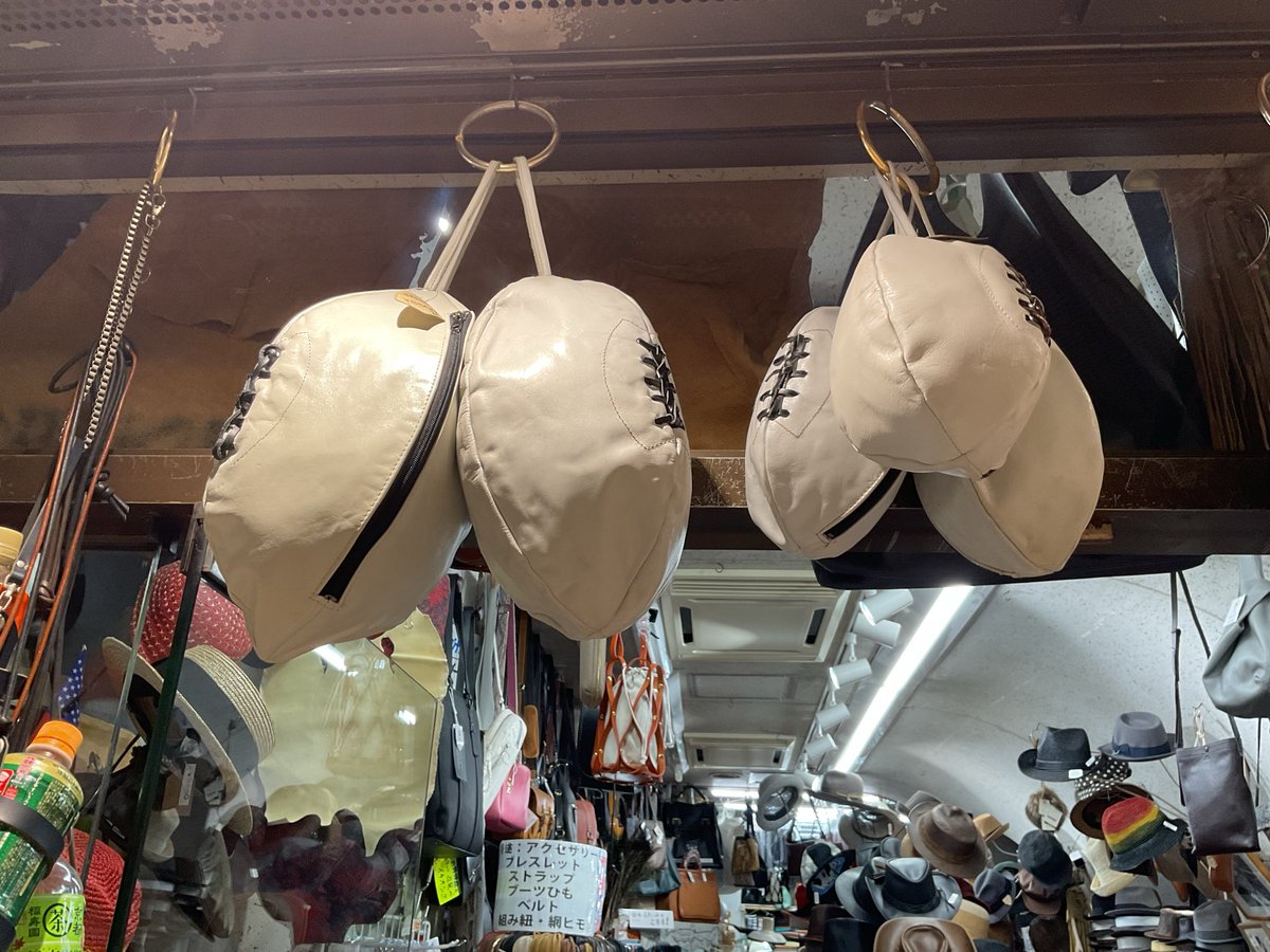 YANPI_Leather's tweet photo. 本日も開店です！
８月���って夏本番！日差しも気温も、油断したら意識が持っていかれそうなレベルになってまいりましたね！
こういう時は麦茶をあおってゴクゴクいきたいところですが、麦茶には塩分が含まれていないので一緒に塩飴なんかもおすすめです！ https://t.co/aJhXXmOwXb