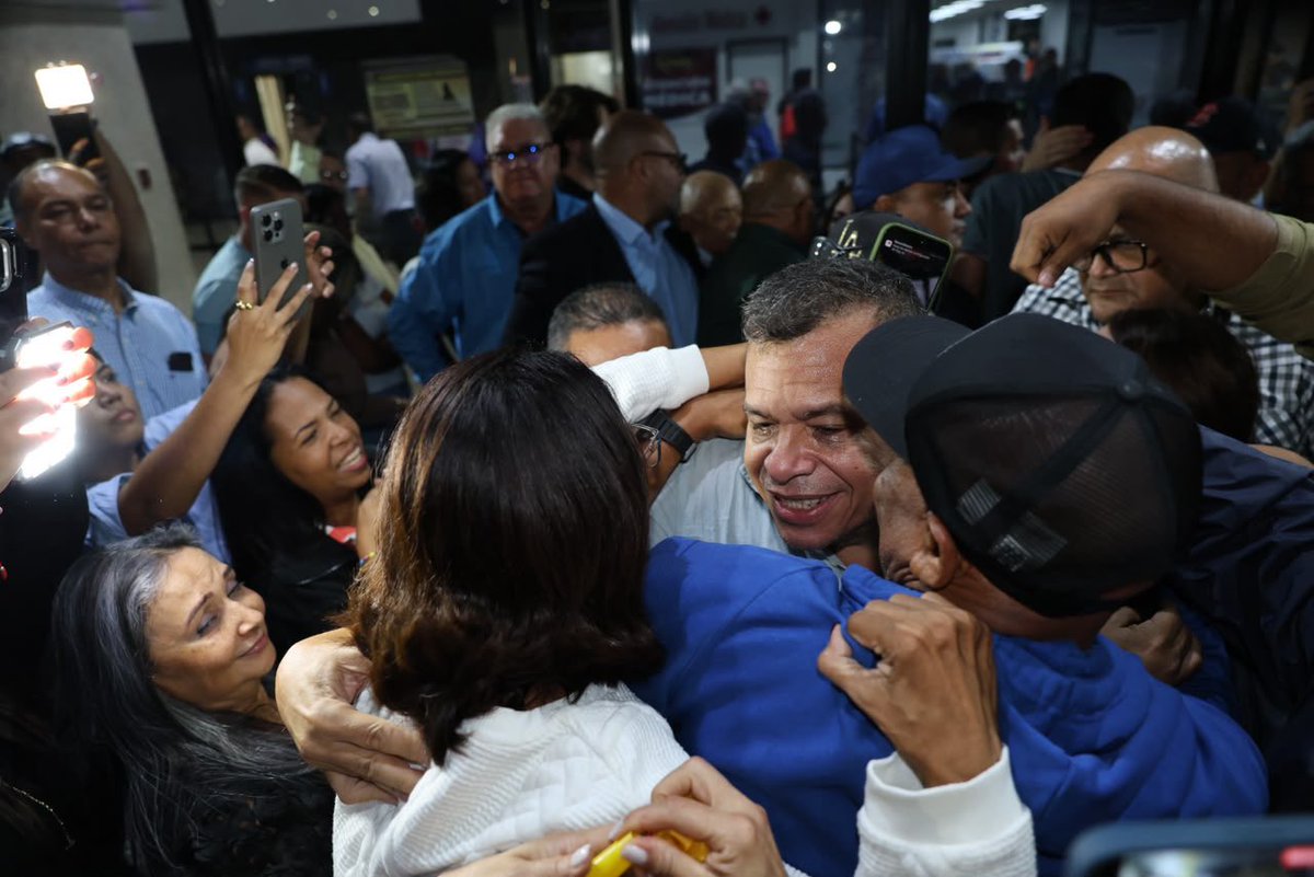 ConVzlaComando's tweet photo. #AHORA | Tras más de 7 años de exilio, @JuanPabloGve ha regresado al país 

El diputado a la Asamblea Nacional y dirigente nacional de @VenteVenezuela afirmó que “no viene a quedarse mudo, viene a ser la voz de los que no tienen voz y seguir luchando por la libertad de todos los presos políticos”. 

¡Hasta que todos puedan volver a casa!