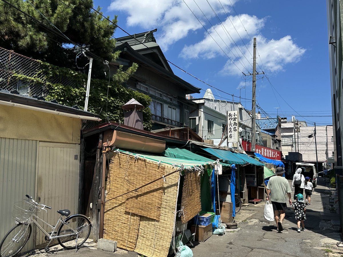 rutakebe's tweet photo. 青森県、青森駅周辺。よくわからんバラック市場。のっけ丼の店の裏手です。 https://t.co/0TlzihTTZv