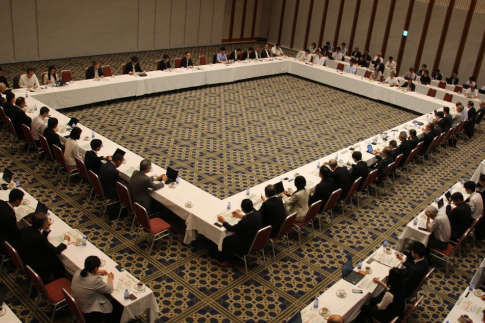 keidanren's tweet photo. 【新たな経済財政運営への抜本的な転換🏛️】
#経団連 は8月5日、経済財政委員会を開催し、
内閣府の堤政策統括官から「骨太方針2026」について伺いました！

ポイント🎯
✅「未来への投資不足」からの脱却により、潜在成長率の向上を目指す📈
✅官民が連携して、危機管理投資や成長投資を進め、供給力を強化する💪
✅「強い経済」と「財政の持続可能性」の一体的な実現に向け、予算編成の在り方を抜本的に見直す👀

経団連は「投資牽引型経済」の実現に向けて、持続的な成長に資する取り組みを官民一体となって進めていきます！