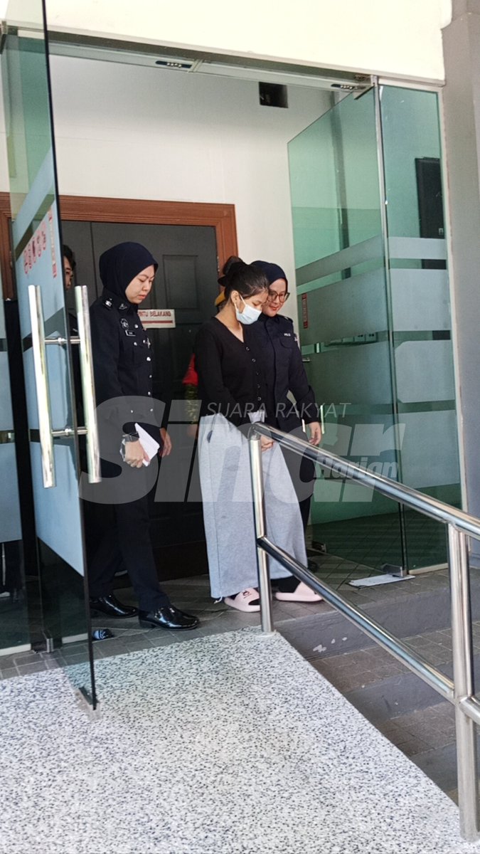 SinarOnline's tweet photo. Pelajar kolej didakwa bunuh bayi berdepan hukuman mati, teman lelaki dibebaskan

Tertuduh telah melakukan bunuh sehingga menyebabkan kematian seorang bayi perempuan yang baru dilahirkan di sebuah rumah.

Foto Sinar Harian https://t.co/V2APGHfD9Q