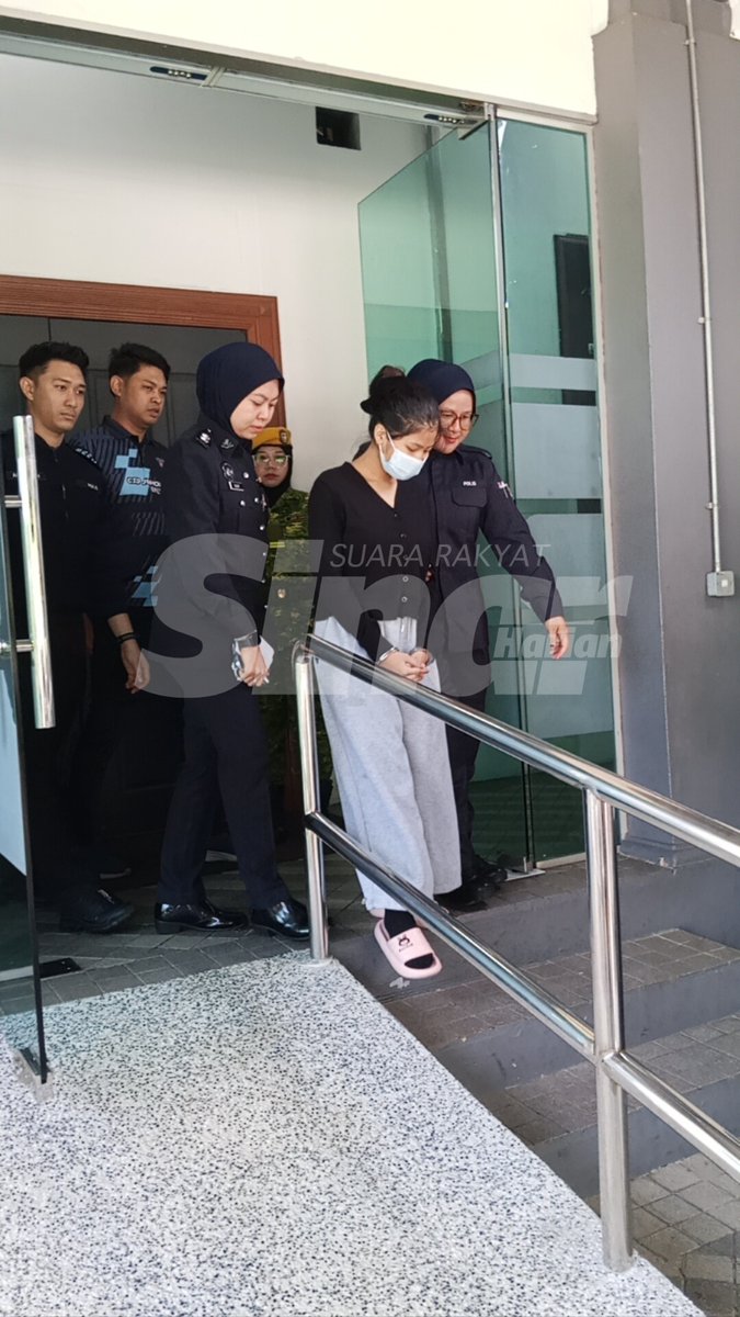 SinarOnline's tweet photo. Pelajar kolej didakwa bunuh bayi berdepan hukuman mati, teman lelaki dibebaskan

Tertuduh telah melakukan bunuh sehingga menyebabkan kematian seorang bayi perempuan yang baru dilahirkan di sebuah rumah.

Foto Sinar Harian https://t.co/V2APGHfD9Q