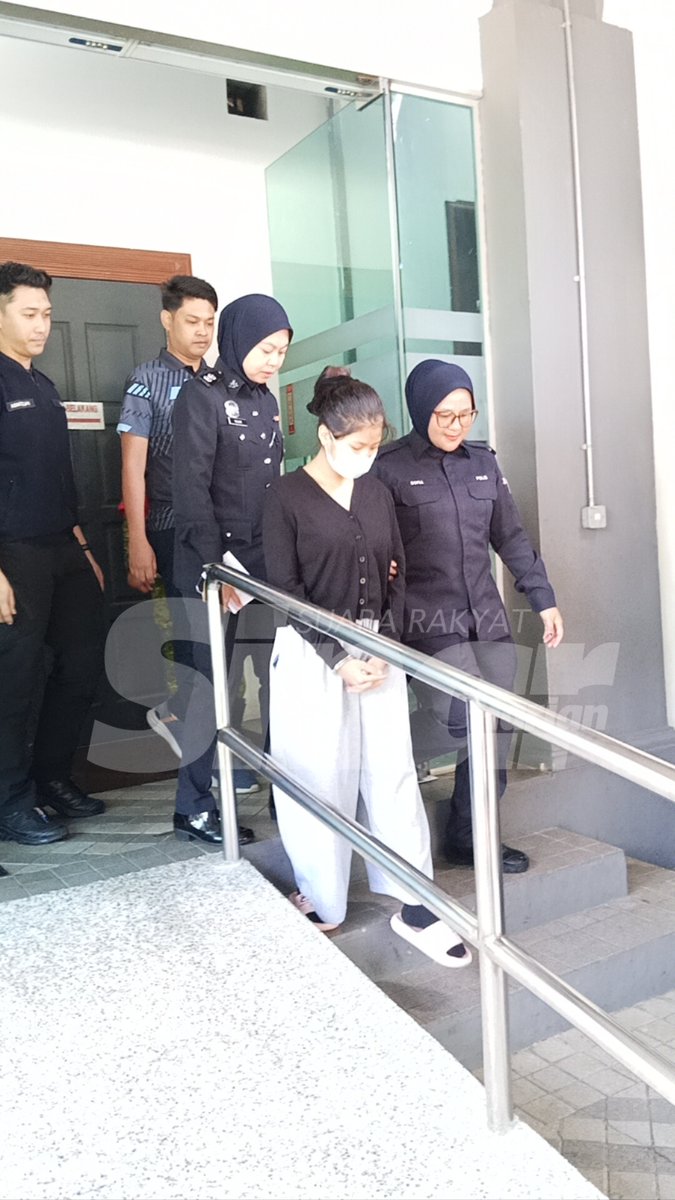 SinarOnline's tweet photo. Pelajar kolej didakwa bunuh bayi berdepan hukuman mati, teman lelaki dibebaskan

Tertuduh telah melakukan bunuh sehingga menyebabkan kematian seorang bayi perempuan yang baru dilahirkan di sebuah rumah.

Foto Sinar Harian https://t.co/V2APGHfD9Q