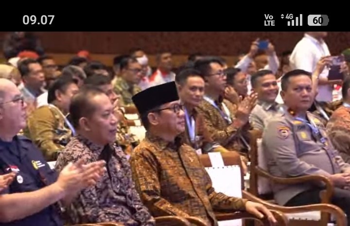 omopeck's tweet photo. Menteri Desa dan Pembangunan Daerah Tertinggal, @YandriSusanto, menegaskan bahwa video yang beredar di medsos HOAKS atau tidak benar. Pemerintah tidak pernah ada kebijakan menutup warung.
#KetahananPangan
#KerjasamaBUMDesaKDMPKWT
#KaryaDesaBerdaya https://t.co/IclfHYEf78