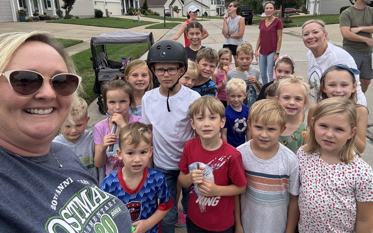 ZumOstmann's tweet photo. Despite the rain, Principal Pop-Ups brought the sunshine! Thanks to all who joined us today to meet the Admin team and share the excitement of getting ready to head back to school! https://t.co/tDbP8AikmH