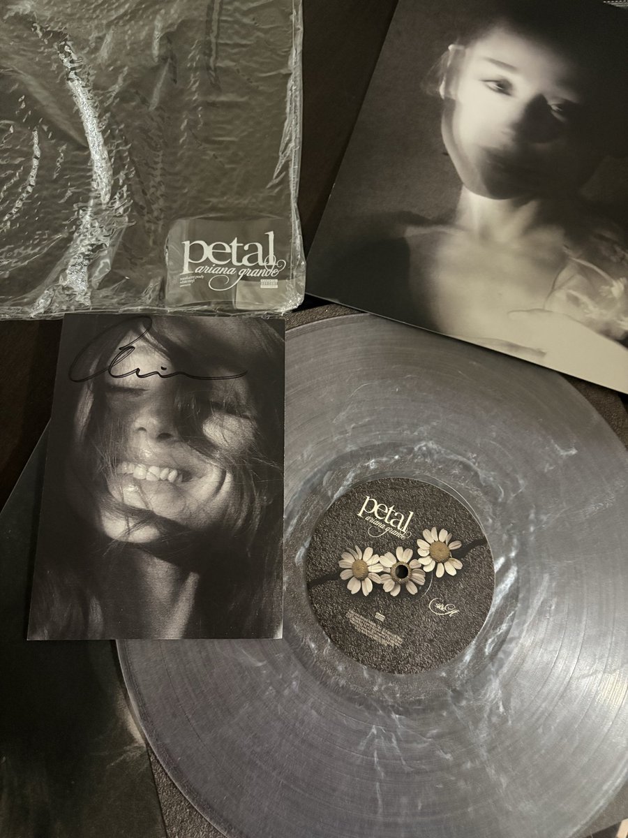 brightmoon95's tweet photo. So happy I finally have one 🤍🌼 #petal https://t.co/FA1vKONUAk