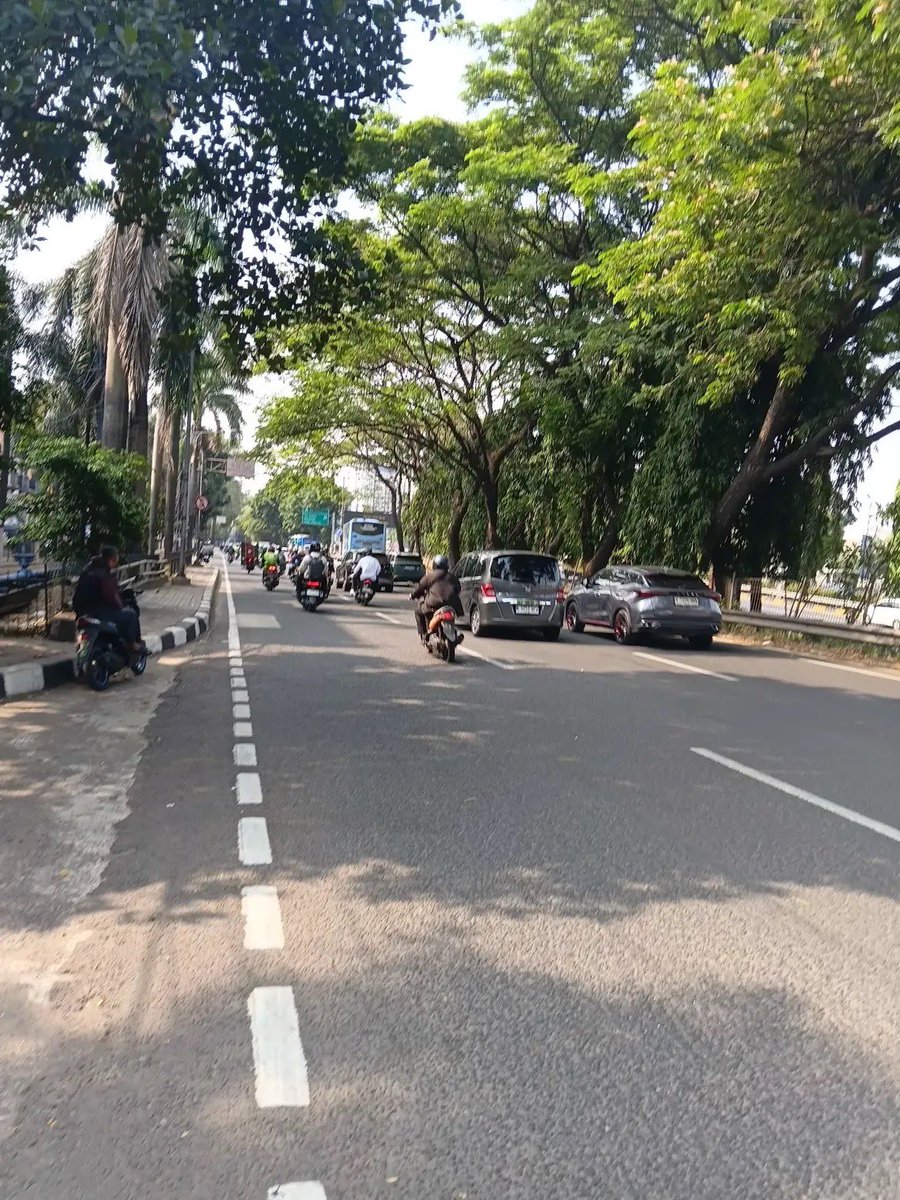 Charismaylnd's tweet photo. Wargaaaaaaa...
In this economy
Dengan gempuran coffee dorong yang lagi banyak nya di jalan PLEASE TOLONG LARISKAN juga dagangan bapak ini ya.
Yg arah ke lebak bulus tolong bantu larisin dagangan bapak ini ya...
Bapak nya mangkal pake sepeda di deket halte busway arah lebak bulus sekiran ruko CIMB NIAGA dan resto BOLAN.

Harga es coffee nya 7.000 aja
Buat yg lewat daerah sini PLEASE banget larisin ya, ada jual mjnuman lain juga kayak nutrisari dll.

cc: ach_raydha